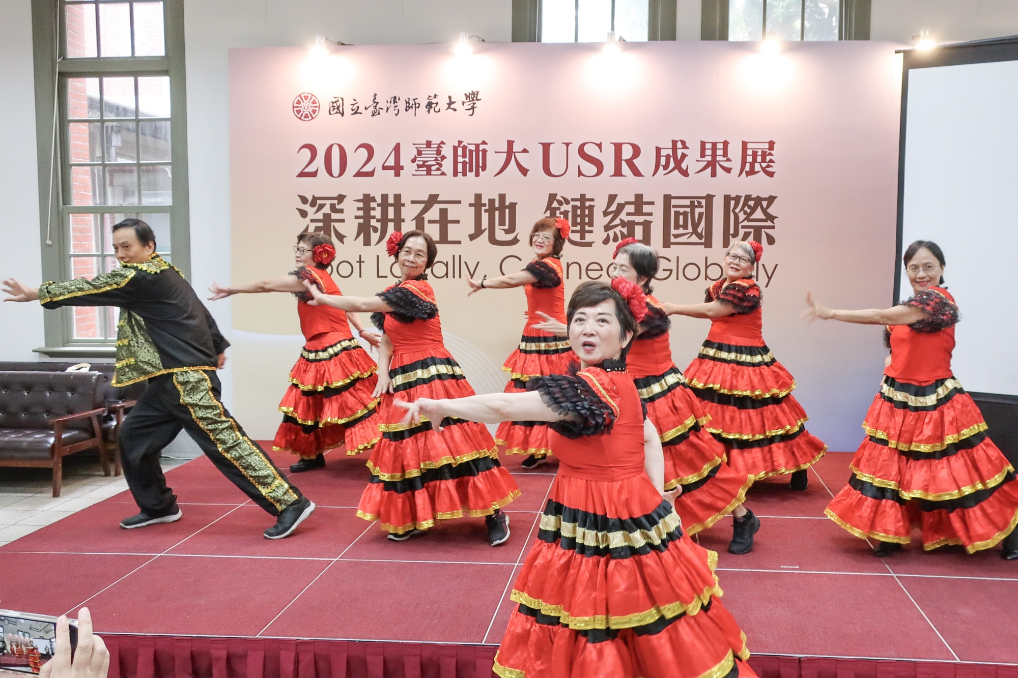 參與高齡長健計畫的社區長者以精彩的舞蹈表演為開幕式炒熱氣氛