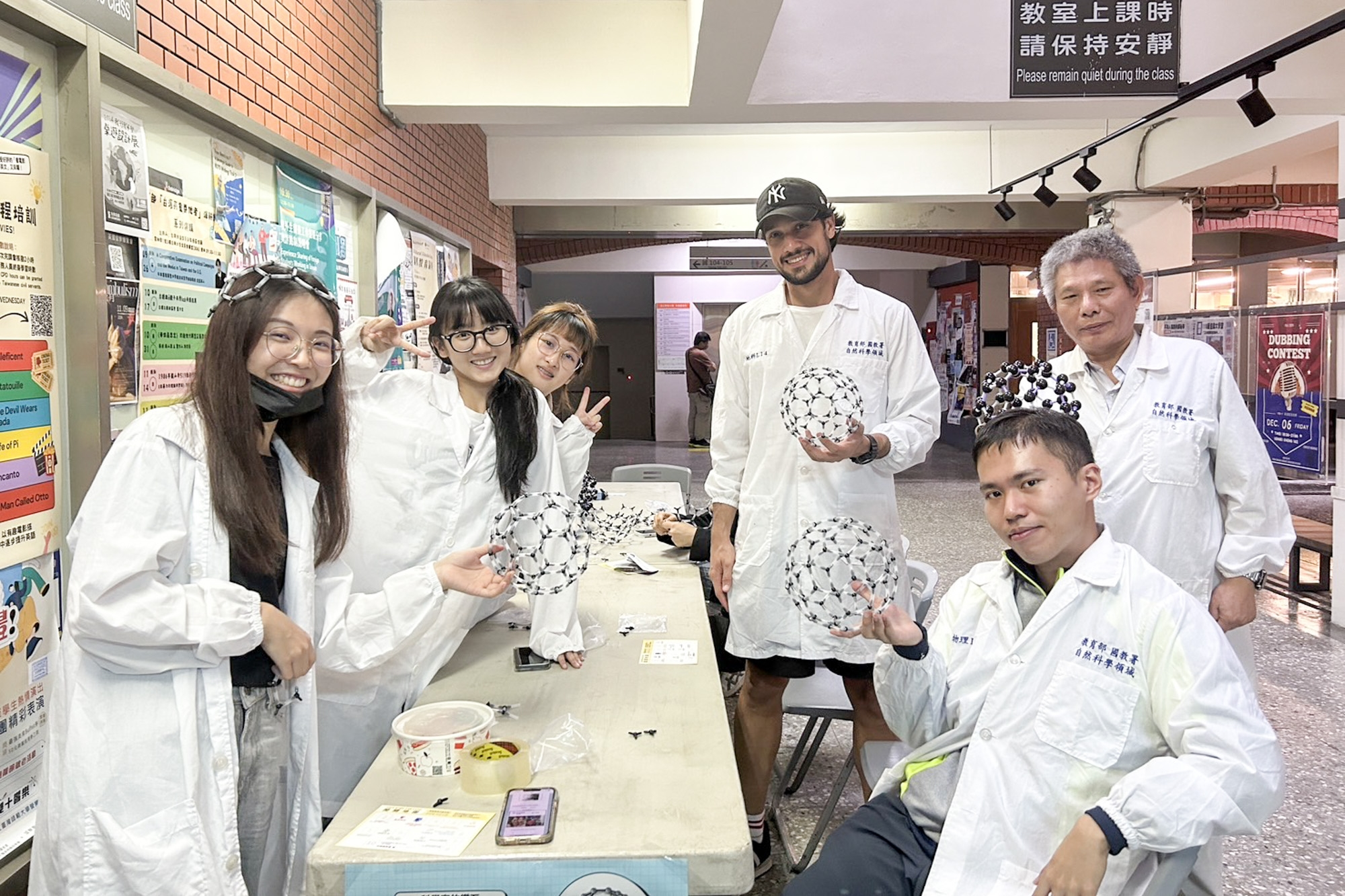 詹同學參加此次科學動手做實驗操作與姚清發教授再度合影