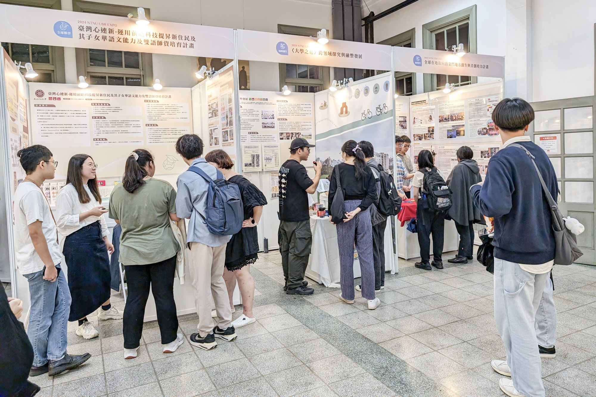 學生至各計畫展攤參觀深入了解計畫理念和實踐方案