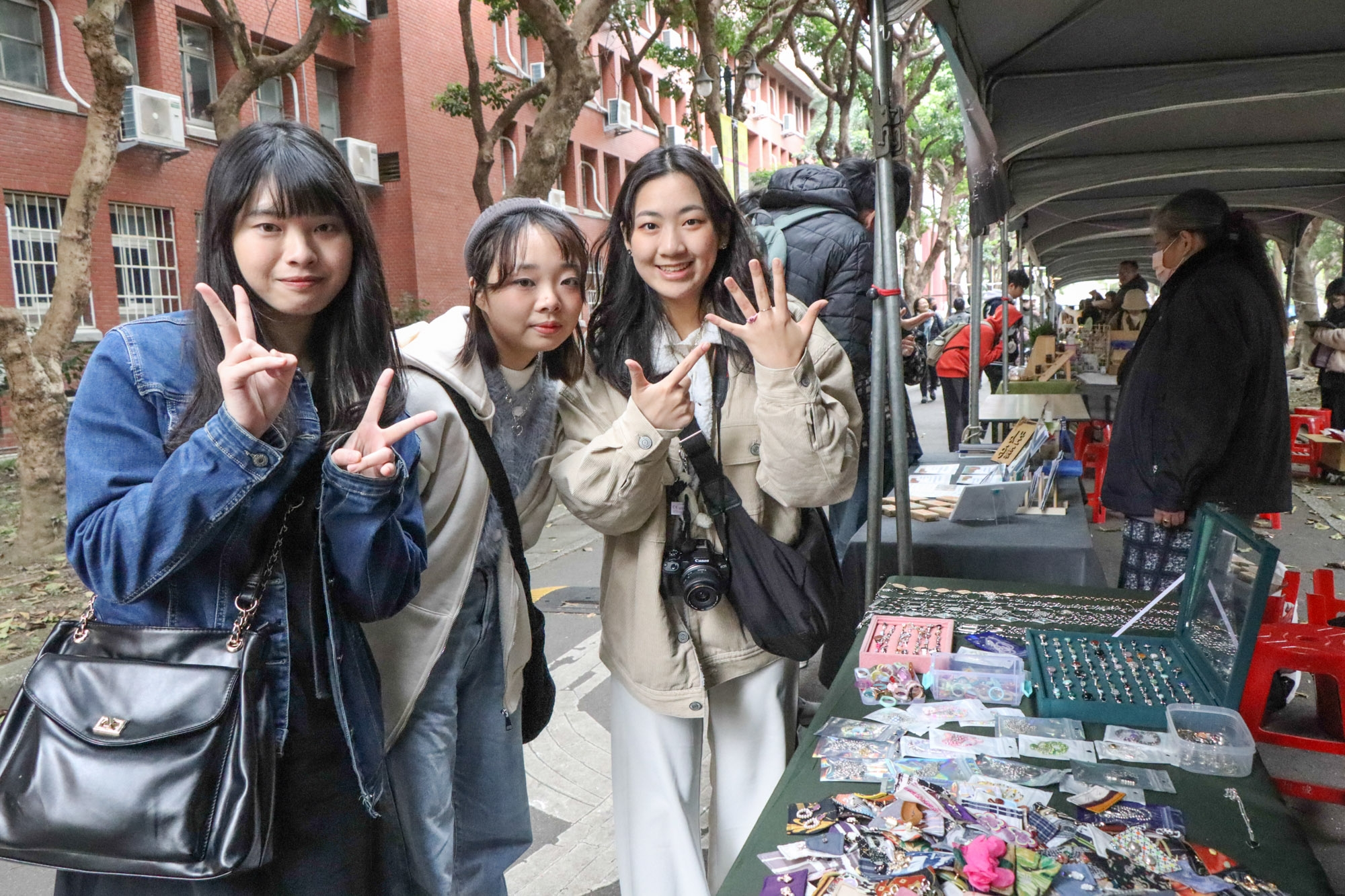 暖日市集人潮川流不息