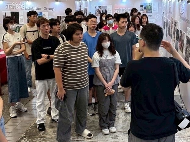 林玫君學務長帶領學生走讀展覽感受跨世代共創