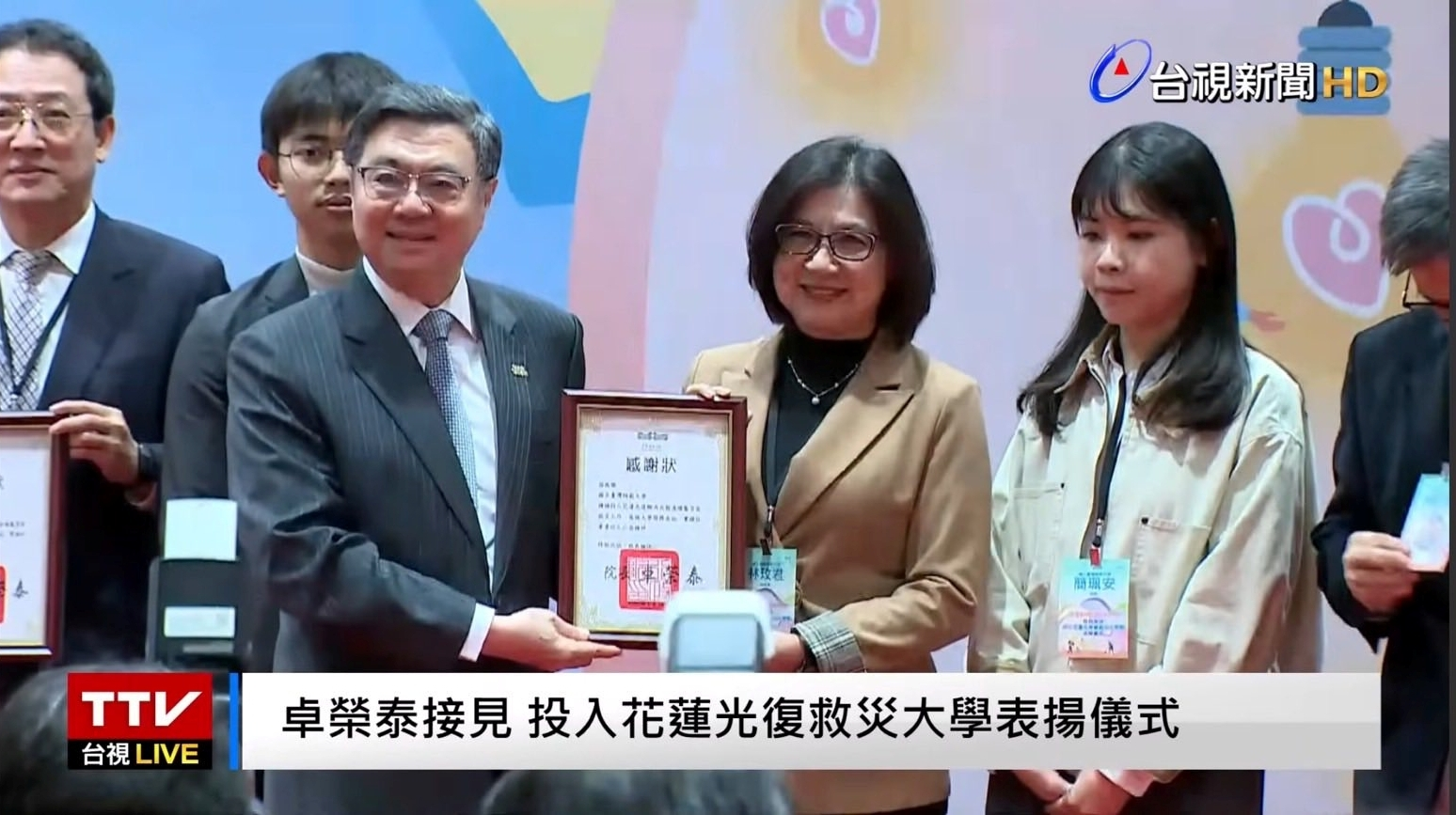 學生分工協力進行環境清理