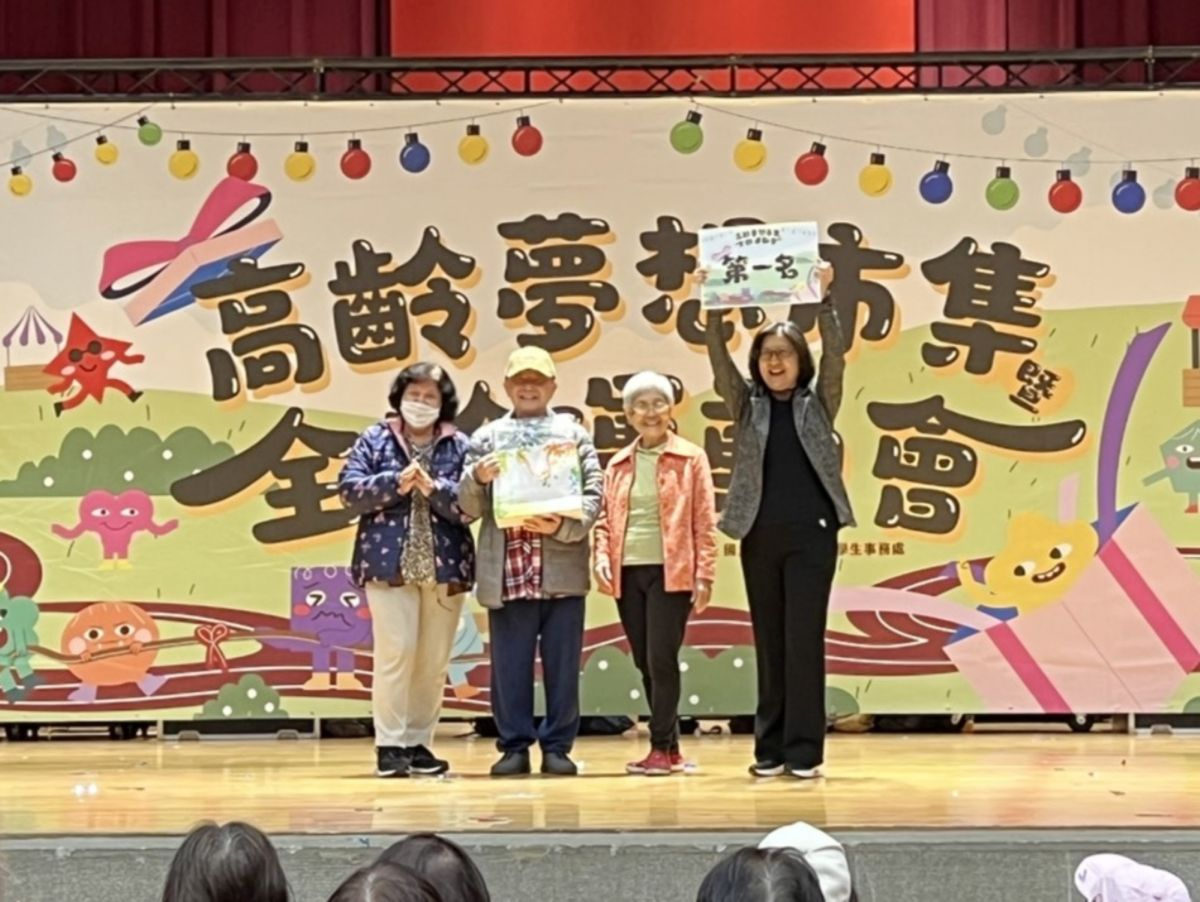 高齡者透過攤位體驗學習健康生活與新知